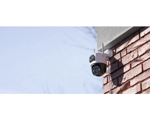Vonkajšia bezpečnostná kamera namontovaná na tehlovej stene
