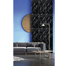 Obývacia izba s pohovkou, stolom a obkladom stien s mramorovým vzorom