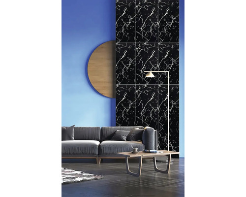 Obývacia izba s pohovkou, stolom a obkladom stien s mramorovým vzorom