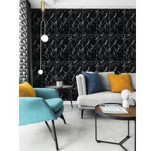 Obývacia izba s čiernymi obkladačkami na stenu so vzhľadom mramoru, pohovkou, kreslom a odkladacími stolíkmi