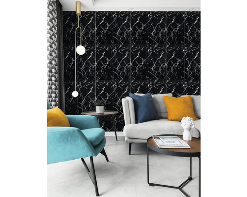 Obývacia izba s čiernymi obkladačkami na stenu so vzhľadom mramoru, pohovkou, kreslom a odkladacími stolíkmi