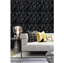 Obývacia izba s pohovkou a stenovými panelmi vo vzhľade mramoru