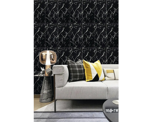 Obývacia izba s pohovkou a stenovými panelmi vo vzhľade mramoru