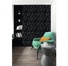 Obývacia izba s čiernou mramorovou obkladovou stenou, kreslom a odkladacím stolíkom