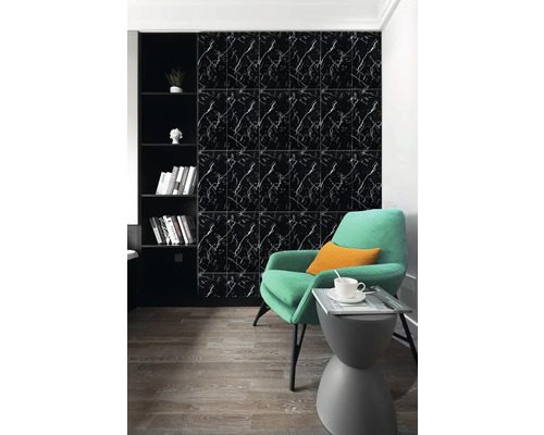 Obývacia izba s čiernou mramorovou obkladovou stenou, kreslom a odkladacím stolíkom