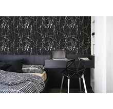 Spálňa s posteľou, stolom a stenovými dlaždicami s mramorovým dizajnom