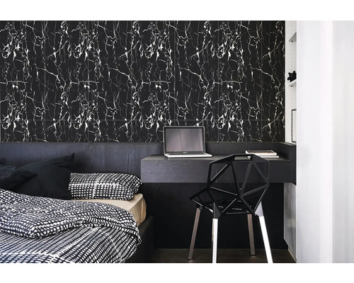 Spálňa s posteľou, stolom a stenovými dlaždicami s mramorovým dizajnom