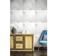 Nástenná dekorácia s obkladmi so vzhľadom mramoru, drevená skrinka, stolička a dekorácie