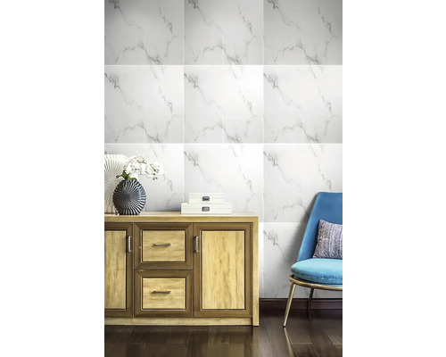 Nástenná dekorácia s obkladmi so vzhľadom mramoru, drevená skrinka, stolička a dekorácie