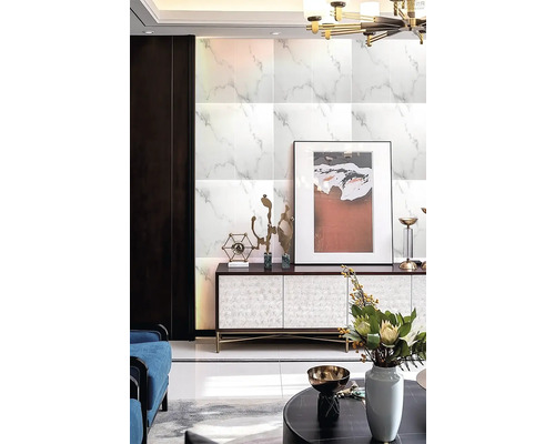 Interiér s obloženou stenou vo vzhľade mramoru, komoda a dekorácie