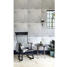 Obývacia izba s obkladmi so vzhľadom mramoru, hojdacím kreslom a odkladacím stolíkom