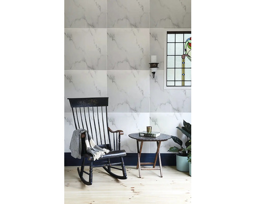 Obývacia izba s obkladmi so vzhľadom mramoru, hojdacím kreslom a odkladacím stolíkom