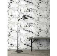 Pohľad do miestnosti s obkladom stien vo vzhľade mramoru, stojacou lampou a konzolou