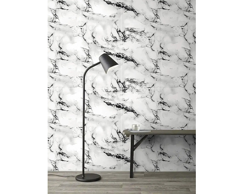 Pohľad do miestnosti s obkladom stien vo vzhľade mramoru, stojacou lampou a konzolou