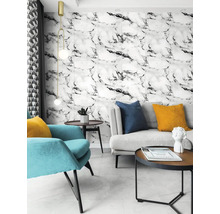 Obývacia izba s mramorovou obkladovou stenou, pohovkou, kreslom a odkladacími stolíkmi pre elegantný interiér