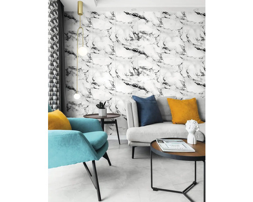 Obývacia izba s mramorovou obkladovou stenou, pohovkou, kreslom a odkladacími stolíkmi pre elegantný interiér