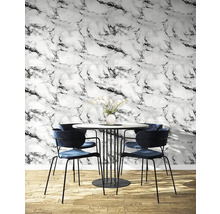 Scéna s mramorovými obkladačkami, jedálenským stolom a stoličkami