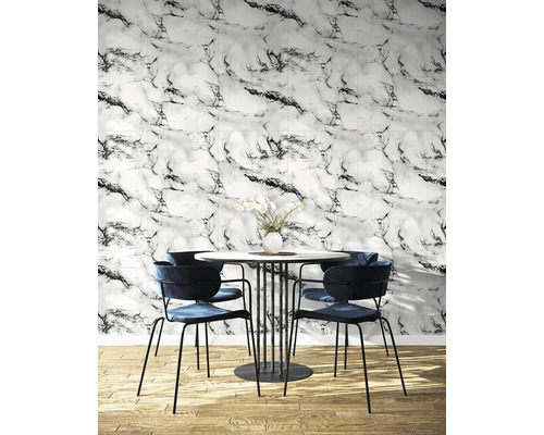 Scéna s mramorovými obkladačkami, jedálenským stolom a stoličkami
