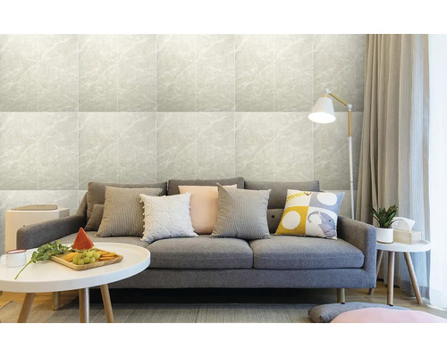 Obývacia izba s obkladovou stenou vo vzhľade mramoru, pohovkou a odkladacím stolíkom.