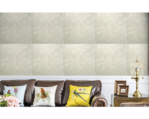 Obývacia izba s obkladom stien so vzhľadom mramoru a hnedou koženou pohovkou