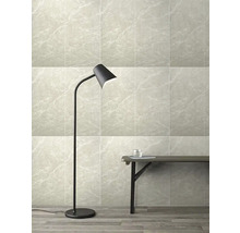 Pohľad do miestnosti s podlahovými a nástennými dlaždicami so vzhľadom mramoru, stojacou lampou a lavicou