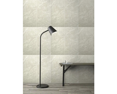 Pohľad do miestnosti s podlahovými a nástennými dlaždicami so vzhľadom mramoru, stojacou lampou a lavicou