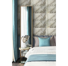 Spálňa s obkladom stien vo vzhľade mramoru, zrkadlom a nočným stolíkom