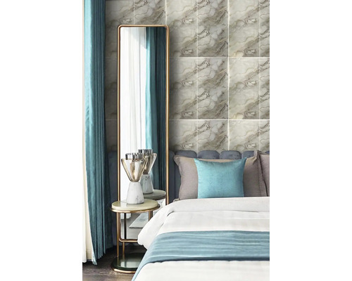 Spálňa s obkladom stien vo vzhľade mramoru, zrkadlom a nočným stolíkom