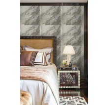 Detailný pohľad na spálňu s obkladanou stenou vo vzhľade mramoru, nočným stolíkom a posteľou