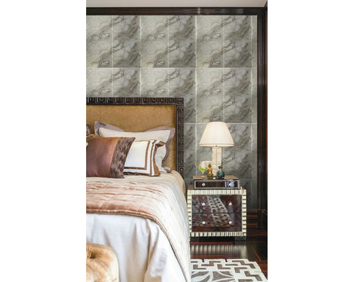 Detailný pohľad na spálňu s obkladanou stenou vo vzhľade mramoru, nočným stolíkom a posteľou