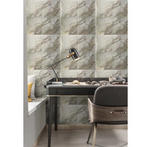 Scéna so stenou obloženou mramorovými dlaždicami, stolom a stoličkou.