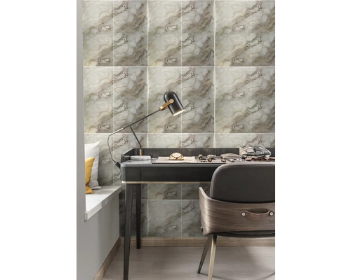 Scéna so stenou obloženou mramorovými dlaždicami, stolom a stoličkou.