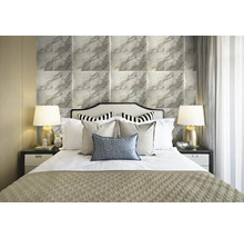 Spálňa s posteľou, nočnými stolíkmi a obkladom stien so vzhľadom mramoru