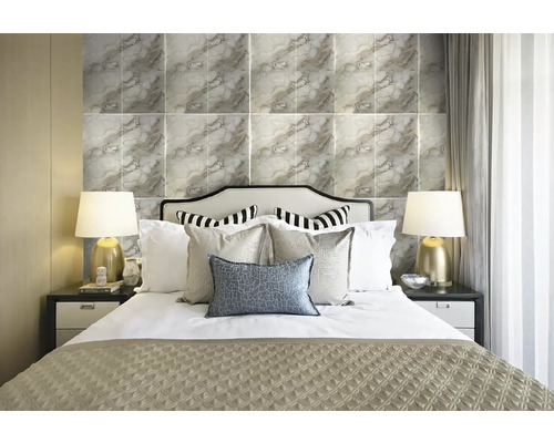 Spálňa s posteľou, nočnými stolíkmi a obkladom stien so vzhľadom mramoru