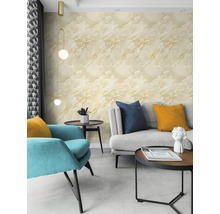 Obývacia izba s obkladmi stien so vzhľadom mramoru, pohovkou a kreslom