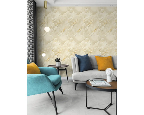 Obývacia izba s obkladmi stien so vzhľadom mramoru, pohovkou a kreslom