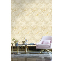 Dizajn stien so štvorcovými dlaždicami so vzhľadom mramoru v obývacej izbe