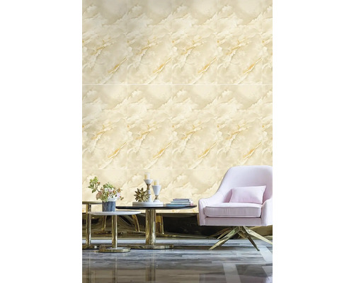 Dizajn stien so štvorcovými dlaždicami so vzhľadom mramoru v obývacej izbe