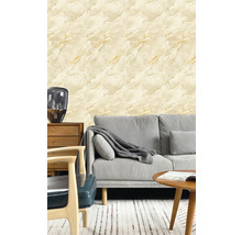 Obývacia izba s pohovkou, stolom a nástennými dlaždicami so vzhľadom mramoru