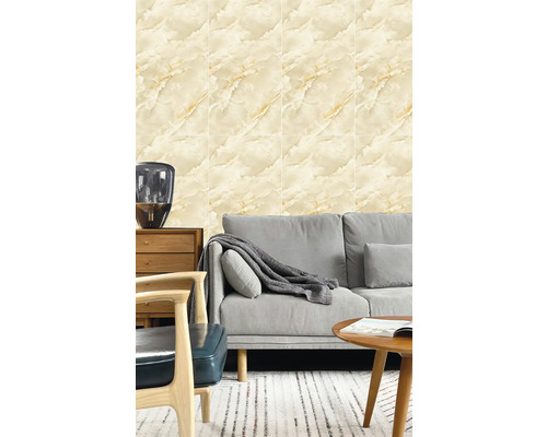 Obývacia izba s pohovkou, stolom a nástennými dlaždicami so vzhľadom mramoru