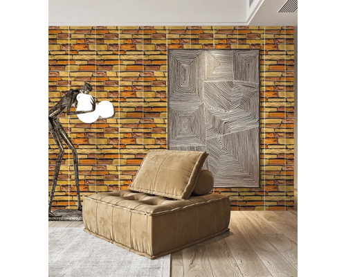 Obývacia izba s tapetou z tehál, kreslom a umeleckým dielom pre štýlový interiér.