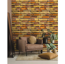 Obývacia izba s hnedým kreslom, vankúšmi a obkladom stien so vzhľadom tehál