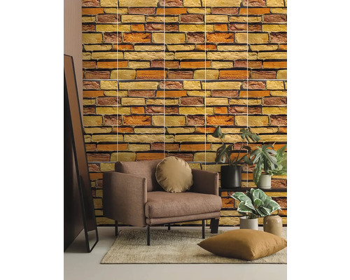 Obývacia izba s hnedým kreslom, vankúšmi a obkladom stien so vzhľadom tehál