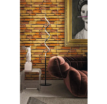 Moderný dizajn interiéru so zakrivenou stojacou lampou, kreslom a dekoráciou