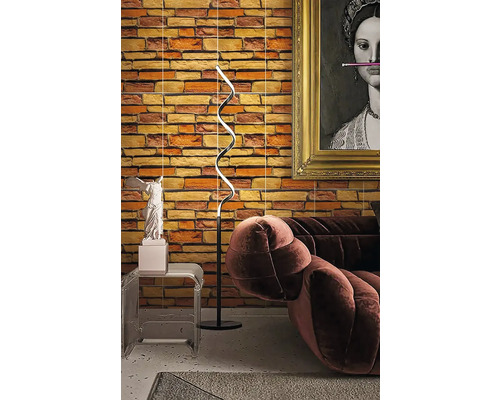 Moderný dizajn interiéru so zakrivenou stojacou lampou, kreslom a dekoráciou