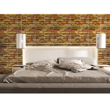 Spálňa s posteľou a dizajnom stien s tehlovým vzhľadom