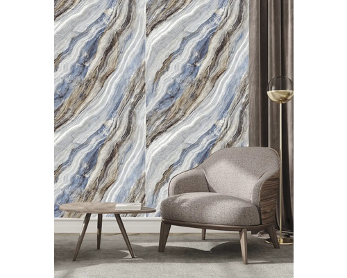 Obývacia izba s kreslom, stolom a tapetou s mramorovým vzhľadom