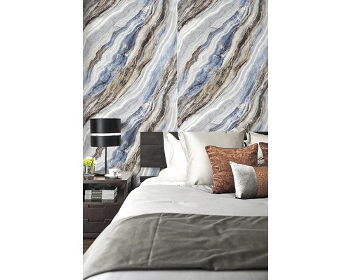 Spálňa s mramorovou tapetou, posteľou a nočným stolíkom