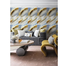 Obývacia izba so sivou pohovkou, žltým kreslom, kobercom a nástennou tapetou s farebným gradientom.