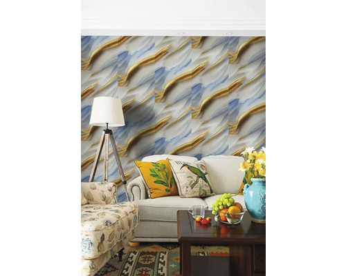 Obývacia izba s tapetou so vzorom, pohovkou a dekoráciami